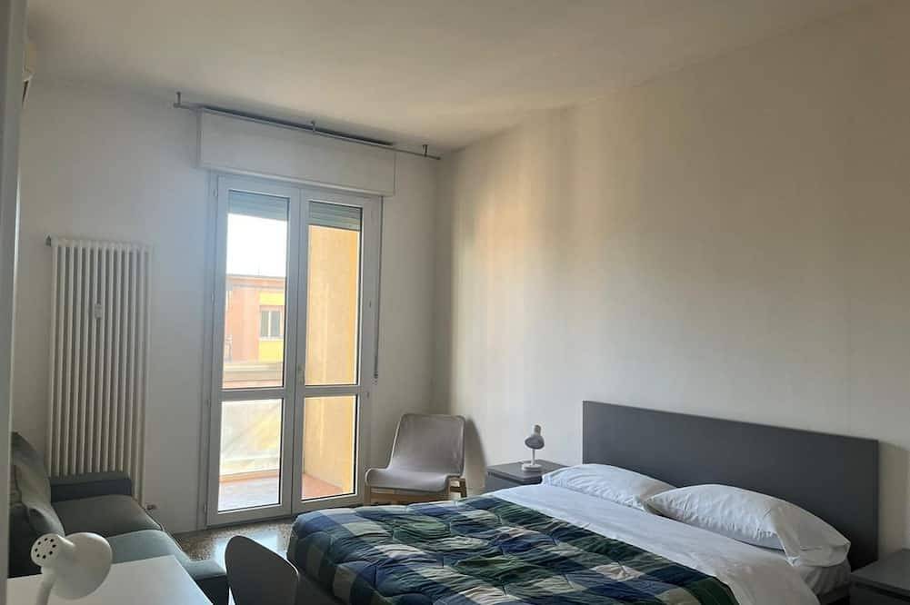 Ganze Wohnung, Guesthost - Cozy 70 mq apartment, perfect for two people, located on the sixth floor of a building with lift (Not suitable for disabled people).The accommodation is located within the San Donato district, in a strategic position close to the Bologna Fair in Bologna, Bologna Provinz