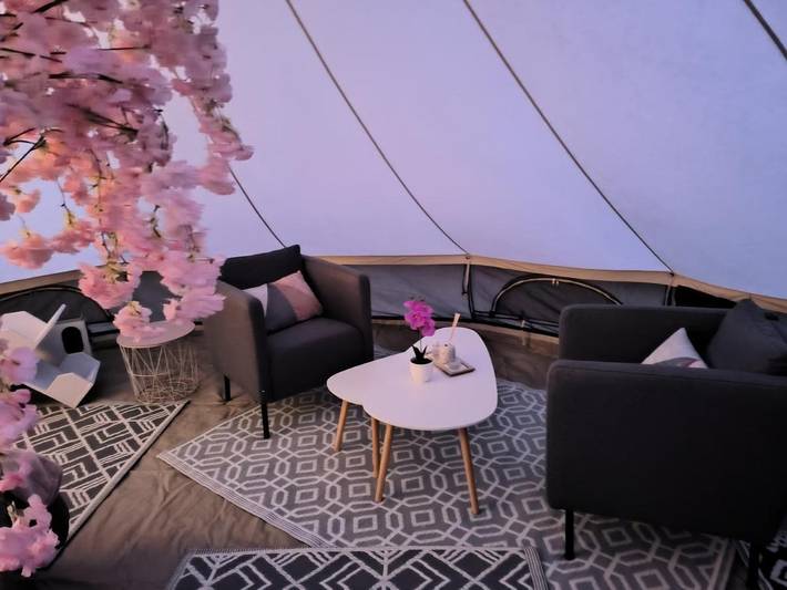 Tente pour 2 personnes, avec terrasse ainsi que jardin et vue dans Allier - 4