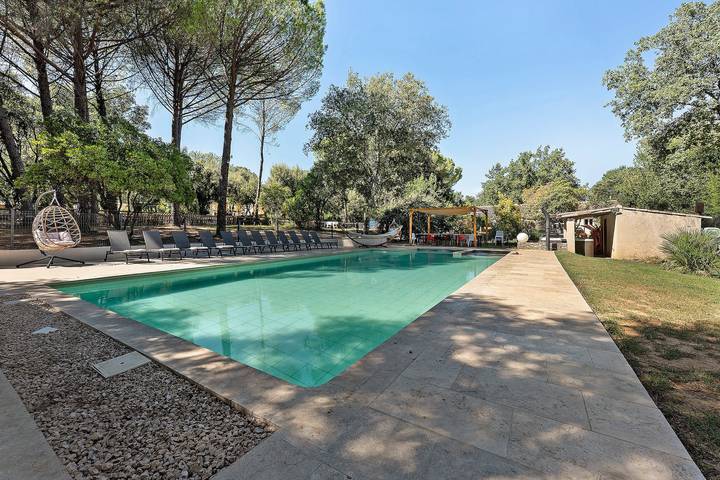 Gîte Mas Pepette 24 persone con piscina, jacuzzi e accesso al fiume in Vers-Pont-du-Gard, Nimes e dintorni