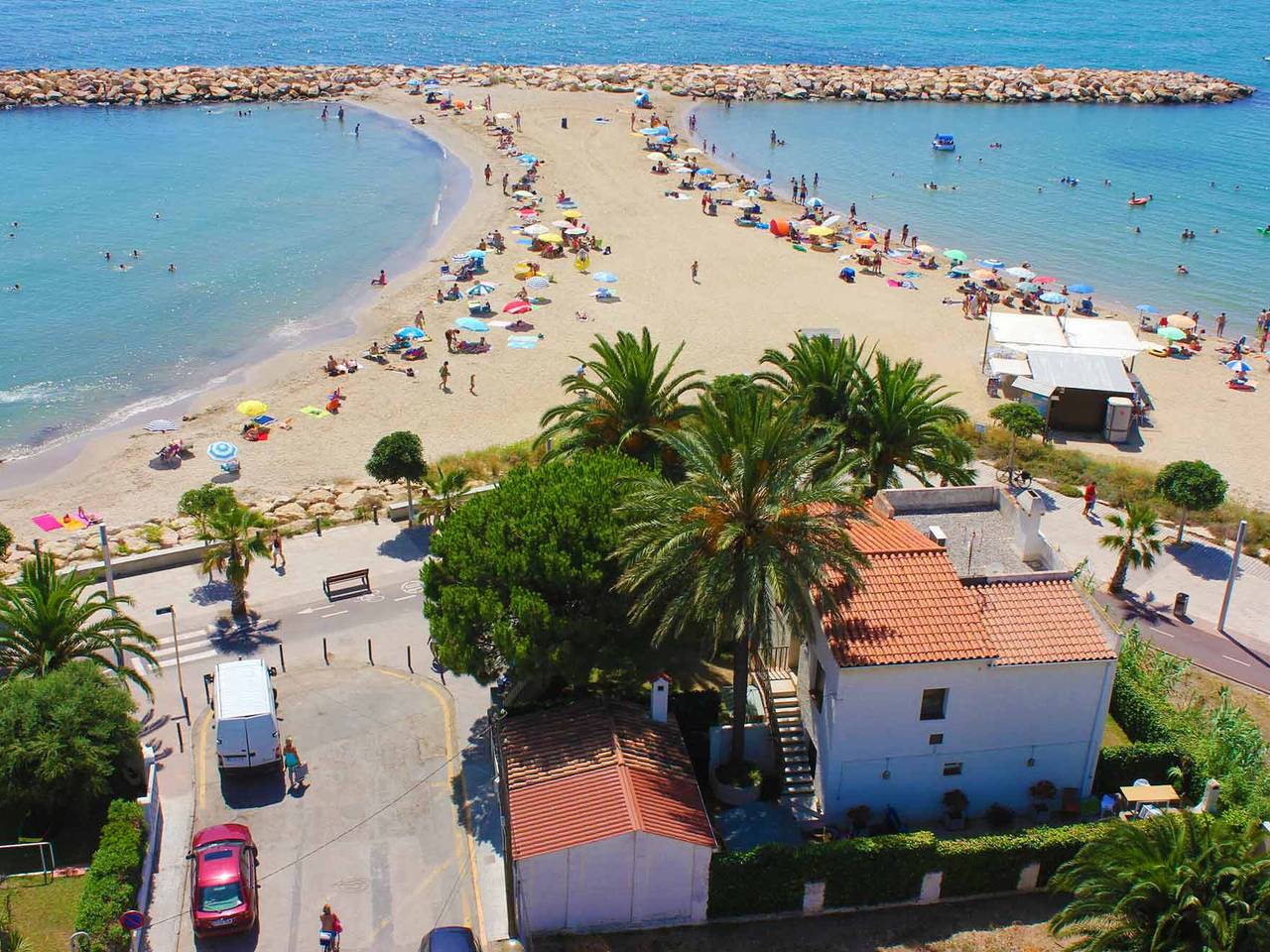 Entire apartment, Seafront apartment in Cambrils with private parking in Cambrils, Costa Dorada