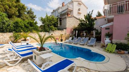 Ferienwohnung für 4 Personen, mit Terrasse und Pool in Okrug Gornji