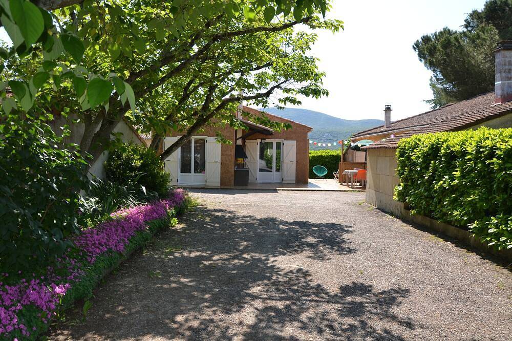 Gîte avec barbecue et terrasse clos à proximité de commerces et de rivières in Lagorce, Ardèche