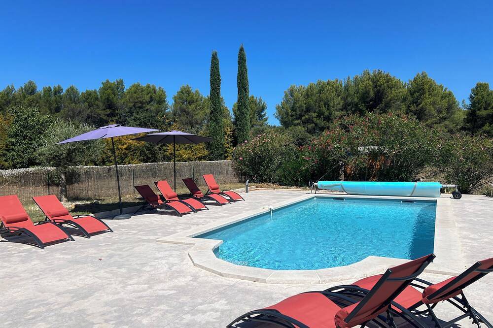 \"La villa rouge Luberon\" near Roussillon with view, air conditioning and heated pool in Gargas, Regionaler Naturpark Luberon
