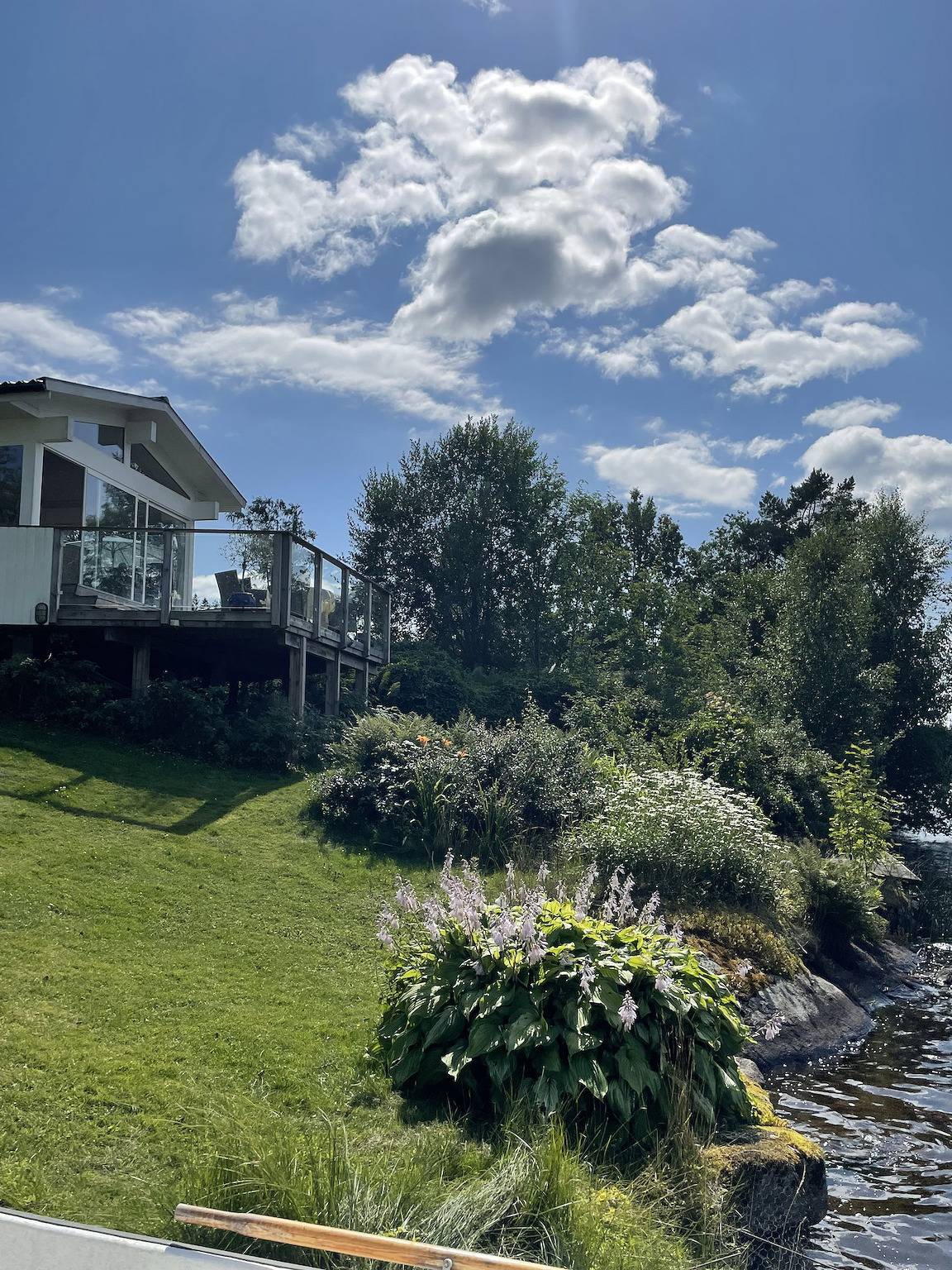 Lovely holiday home next to a lake in Boras, Västergötland