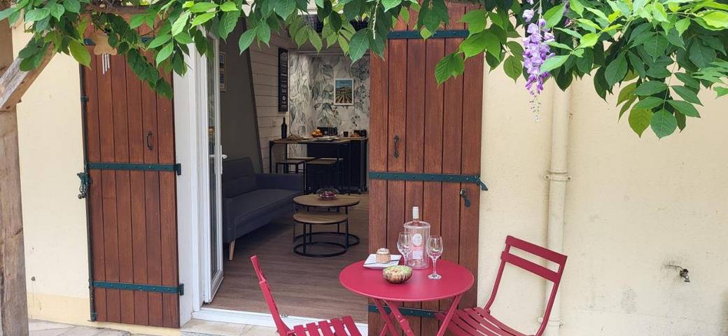 Gîte pour 3 personnes, avec jardin et vue, animaux acceptés à Saint-Aigulin