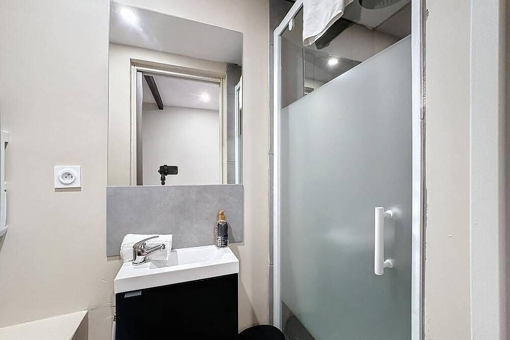 Entire apartment, Brand-new 4-person apartment N°6 in Riom, Riom region