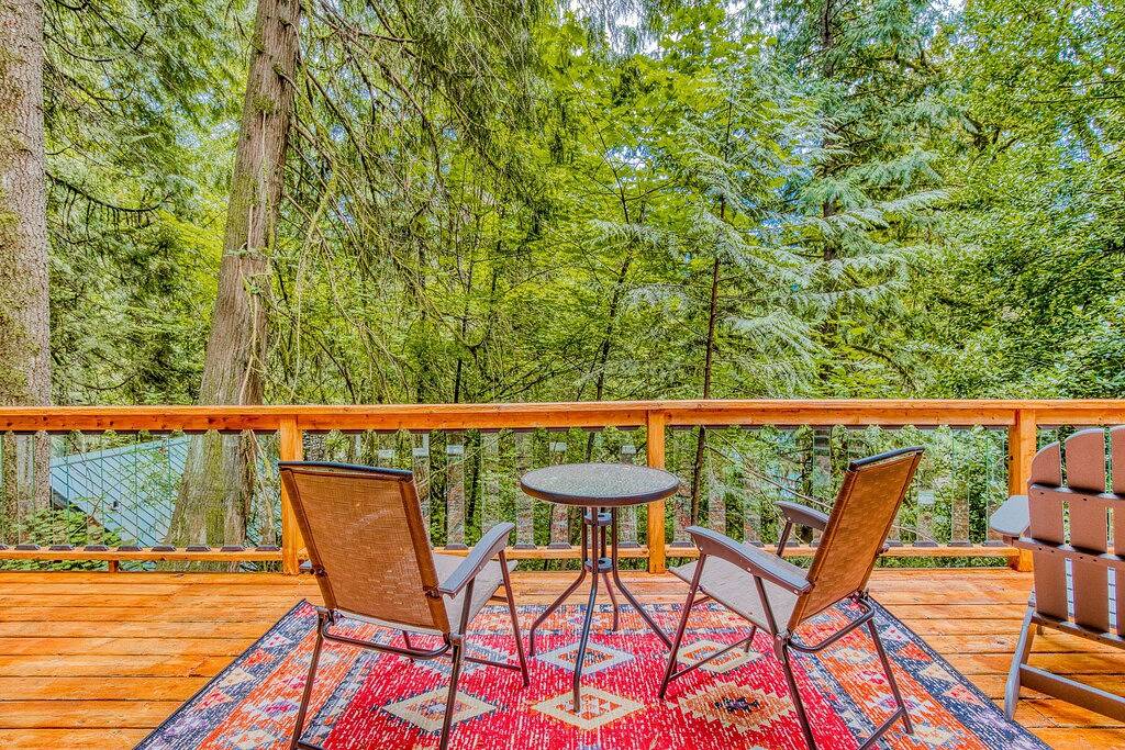 Secluded dog-friendly cabin with two fireplaces, washer/dryer, deck & firepit in Welches, Mount Hood
