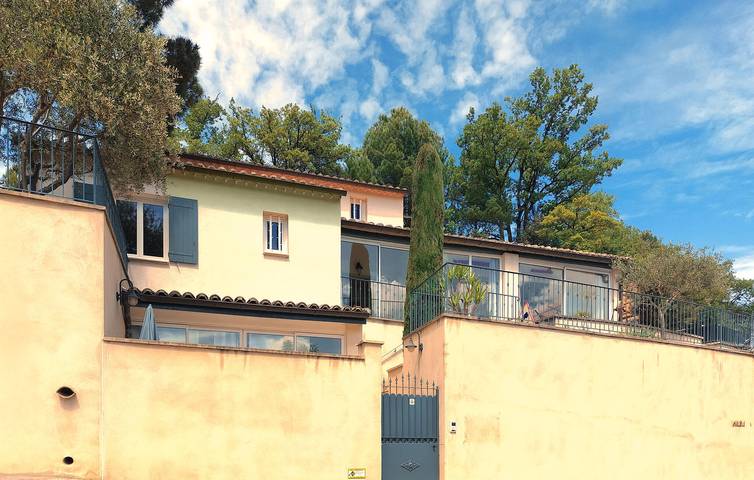 Location de vacances pour 12 personnes, avec jardin ainsi que terrasse et piscine, animaux acceptés à Mévouillon