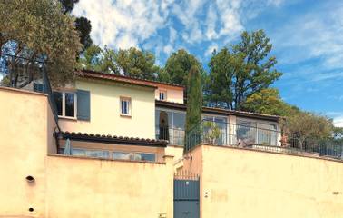 Gîte pour 12 personnes, avec piscine ainsi que terrasse et jardin, animaux acceptés à Mévouillon