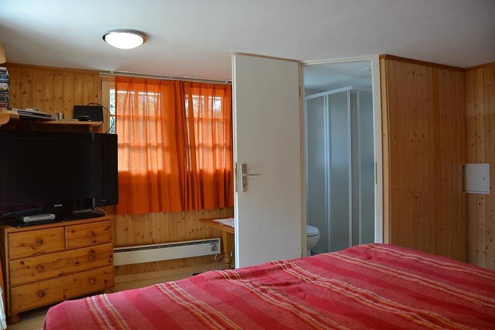 Außen: Mazot auf 2 Stockwerken, für 2-4 Personen, Balkon auf 3 Seiten oben und eine schöne Terrasse in Saint Luc, Anniviers