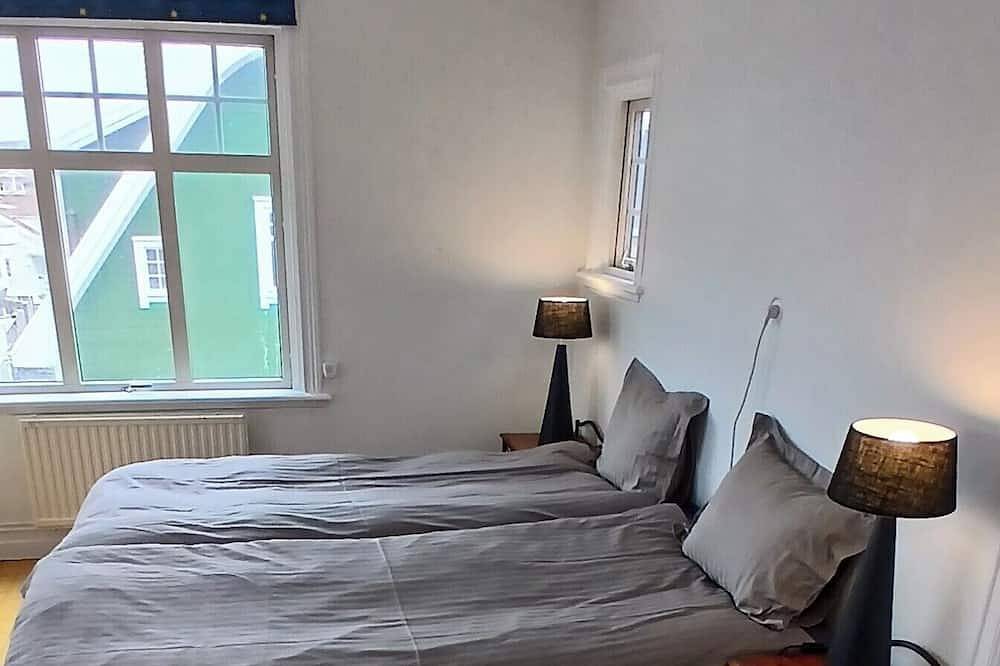 Smögen large rooms, on lovely Stenrös. in Smögen