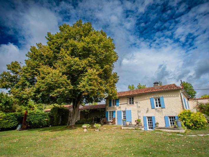 Location de vacances pour 12 personnes, avec Terrasse ainsi que Jardin et Piscine à Lusignac