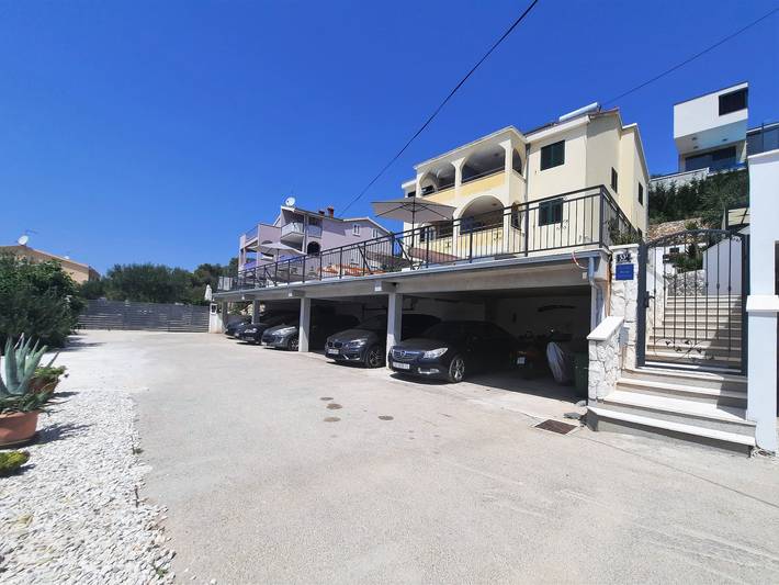 Ganze Wohnung, Beheizter Swimmingpool, atemberaubende Terrasse mit Meerblick a7, in Okrug Gornji, Ciovo