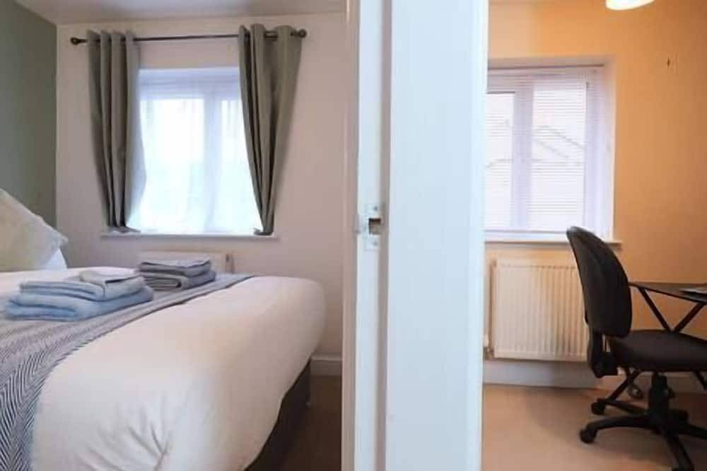 Central Getaway House with Parking, Wi-Fi & Garden in Stafford, Staffordshire