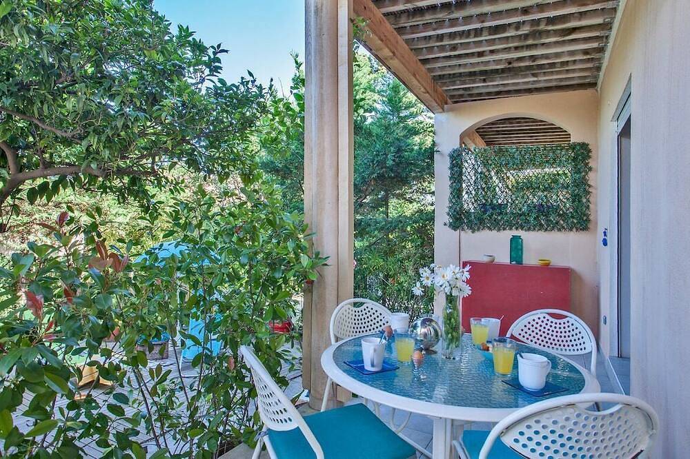 Geheel appartement, Casa Estel - Bleu, appartement in het centrum van Erbalunga in Erbalunga, Brando