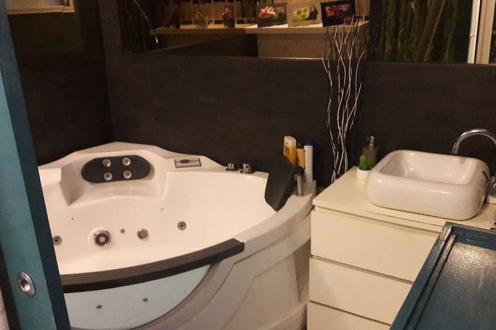 Entire apartment, 3 bedroom apartment, large living room, garden and terrace in Lognes, Seine-et-Marne