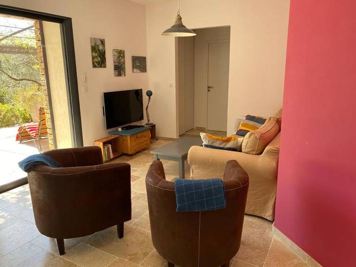 Location de vacances pour 4 personnes, avec piscine ainsi que vue et jardin à Belgentier - 3