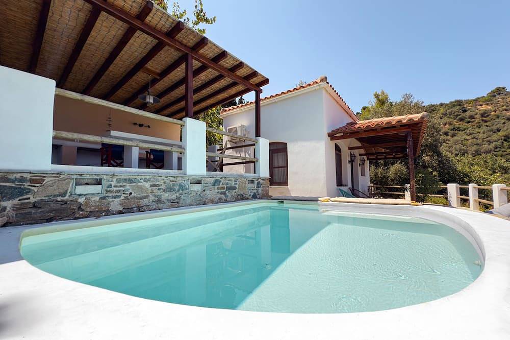 Romantic Pergamonto Cottage with private pool & sea view in Skopelos Stadt, Sporaden