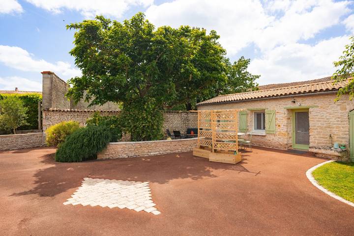 Gîte Le Romarin: Shared Pool, Communal Terrace & Wi-Fi in Courçon in Courçon, La Rochelle region