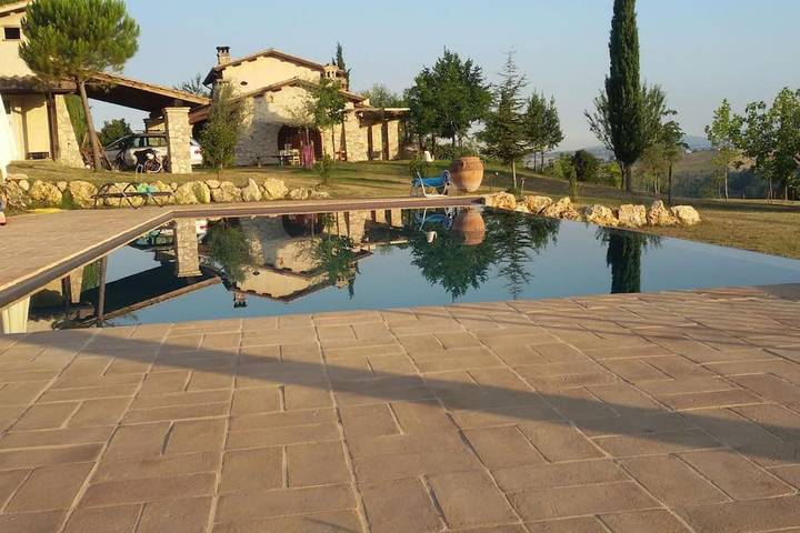 Location de vacances pour 9 personnes, avec vue ainsi que jardin et piscine à Calvi dell'Umbria