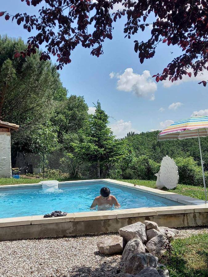 Gîte pour 2 personnes, avec Terrasse et Jardin ainsi que Piscine et Vue sur le lac à Graulhet - 4