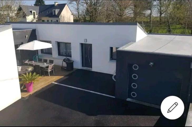 Location de vacances pour 6 personnes, avec terrasse et piscine, animaux acceptés à Kerlaz