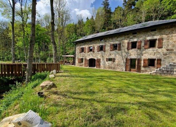 Gîte pour 15 personnes, avec jardin ainsi que piscine et terrasse
