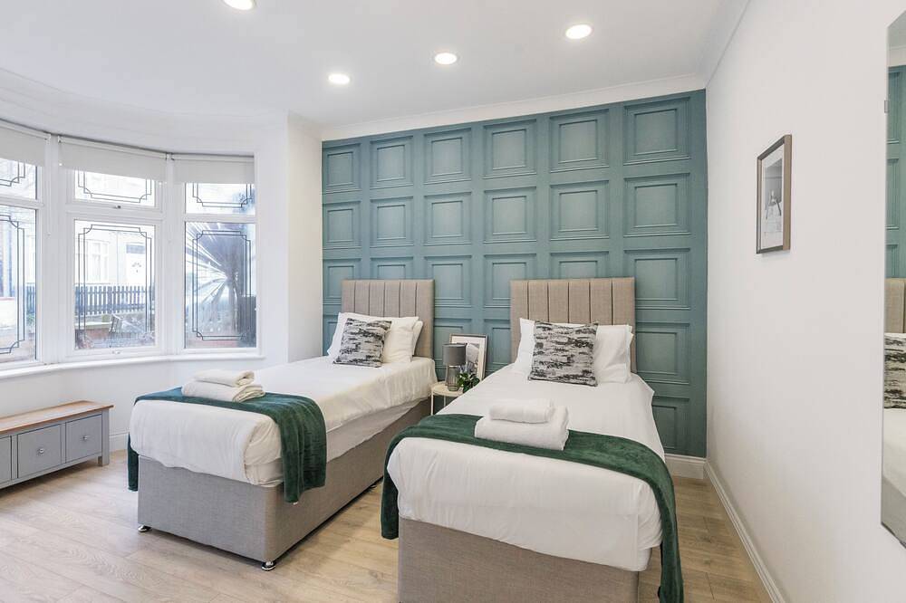 Essex Vibes: Modern, Funky, Spacious 4-Br House in Westcliff-on-Sea, Southend-on-Sea