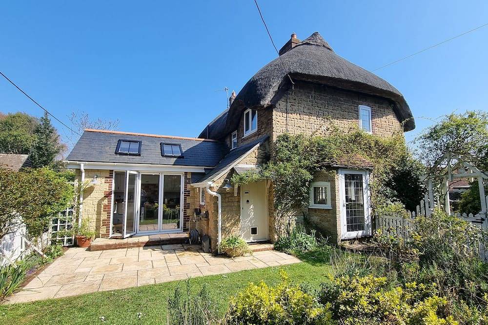 5 Star, Cosy, characterful thatch cottage in a designated area of natural beauty in Brighstone, Isla de Wight