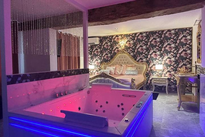Gîte pour 2 personnes, avec terrasse ainsi que jacuzzi et jardin à Étriché
