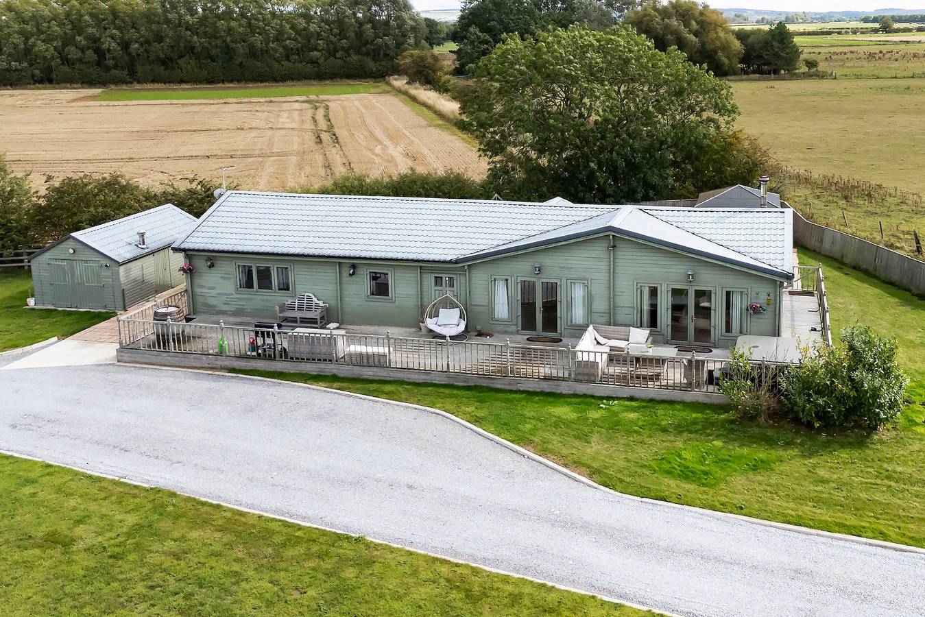 Sleeps6- Hot Tub- Pet Friendly- Log Burner in Yapham, East Riding of Yorkshire