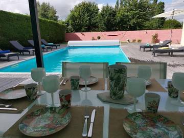 Location de vacances pour 8 personnes, avec jardin ainsi que piscine et sauna, adapté aux familles à Parçay-les-Pins