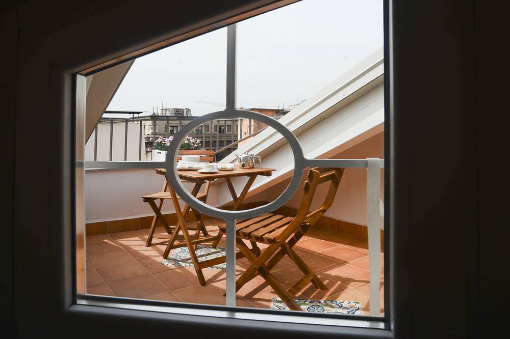 Ganze Wohnung, Willy's Home, Dachgeschoss im Zentrum mit Meerblick, gratis Wifi in Spiaggia Santa Teresa, Salerno