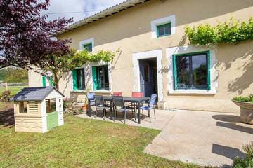 Gîte pour 6 personnes, avec jardin à Sourzac