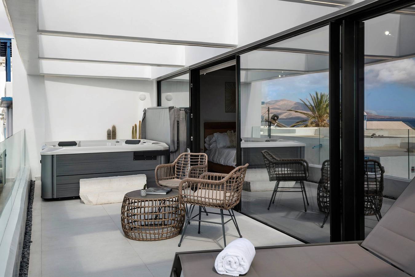 Apartamento entero, Apartamento Gran Suit Horizonte con vistas al mar, bañera de hidromasaje y Wi-Fi in Puerto del Carmen, Tías