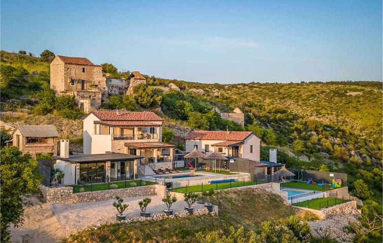 Ferienhaus für 8 Personen, mit Terrasse in Pakostane