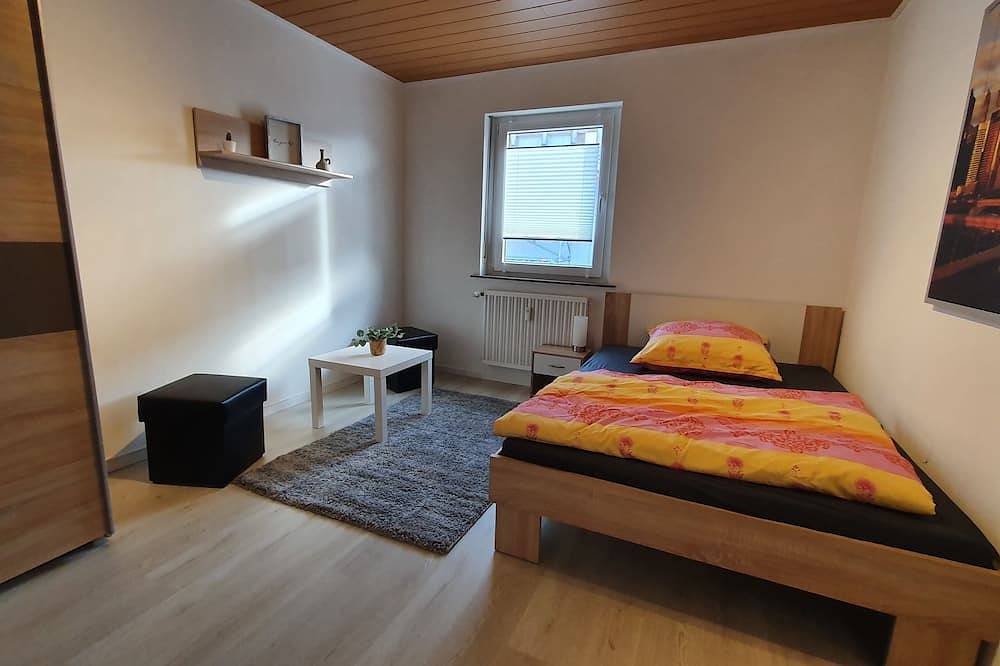 Ganze Wohnung, Gemütliche Ferienwohnung (85qm) mit großem Balkon und Parkplatz in Karlstadt, Fränkisches Weinland