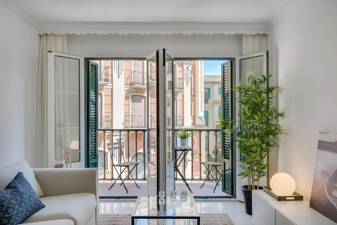 Apartamento entero, Encantador y espacioso apartamento de 4 habitaciones con balcones en el centro histórico, ubicación inmejorable in Málaga Centro, Málaga