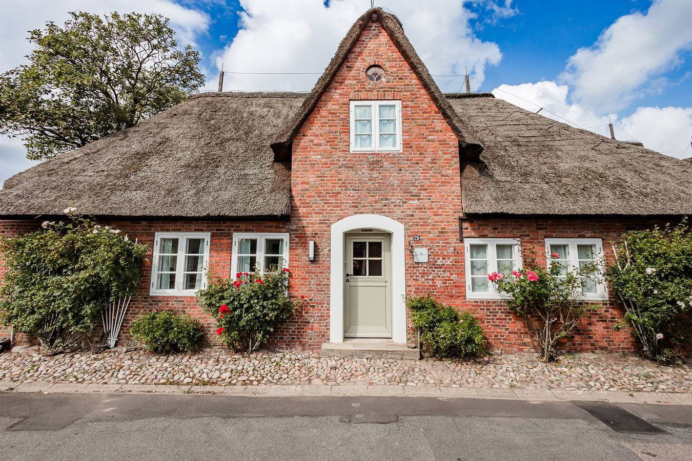 Großzügiges Landhaus mit Garten, Terrasse, Sauna und moderner Ausstattung in Süderende, Föhr
