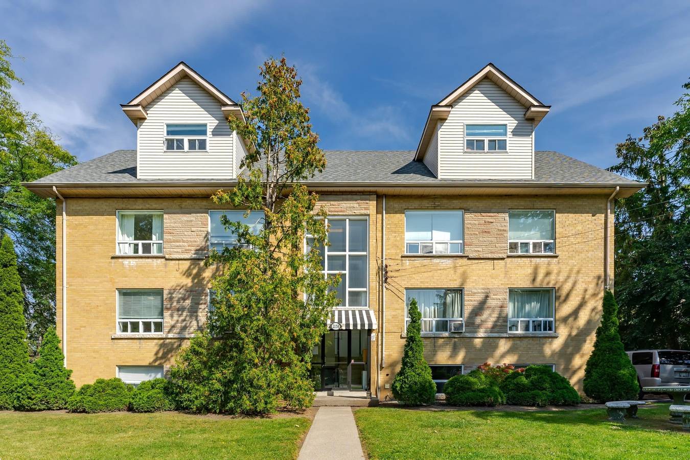 Entire apartment, Private 2Bdrm Newly Renovated - Furnished apt - U3 in Burlington (Ontario), Lake Ontario (Canada)