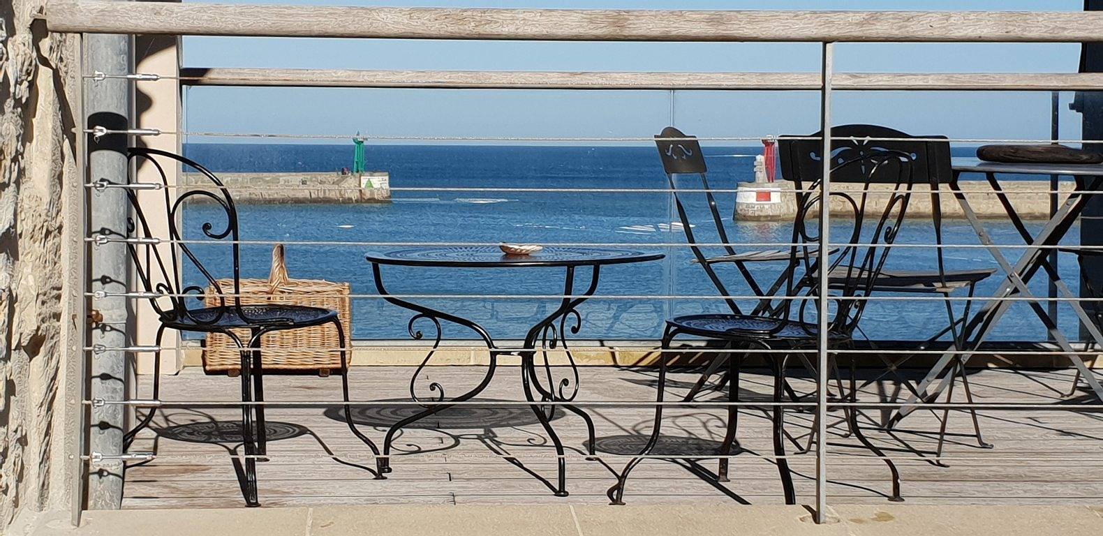 Une terrasse sur la mer, Normandie - Calvados - Omaha Beach in Port-en-Bessin-Huppain, Région de Bayeux