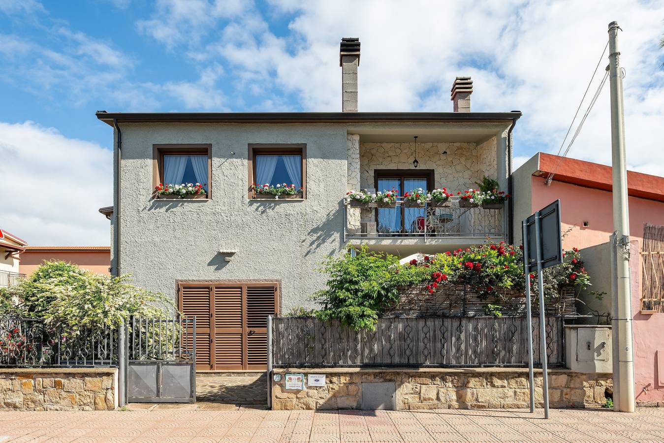 Hel lejlighed, Apartment 'Gerani Rossi' with Shared Garden, Wi-Fi and Air Conditioning in Villa San Pietro, Cagliari-provinsen