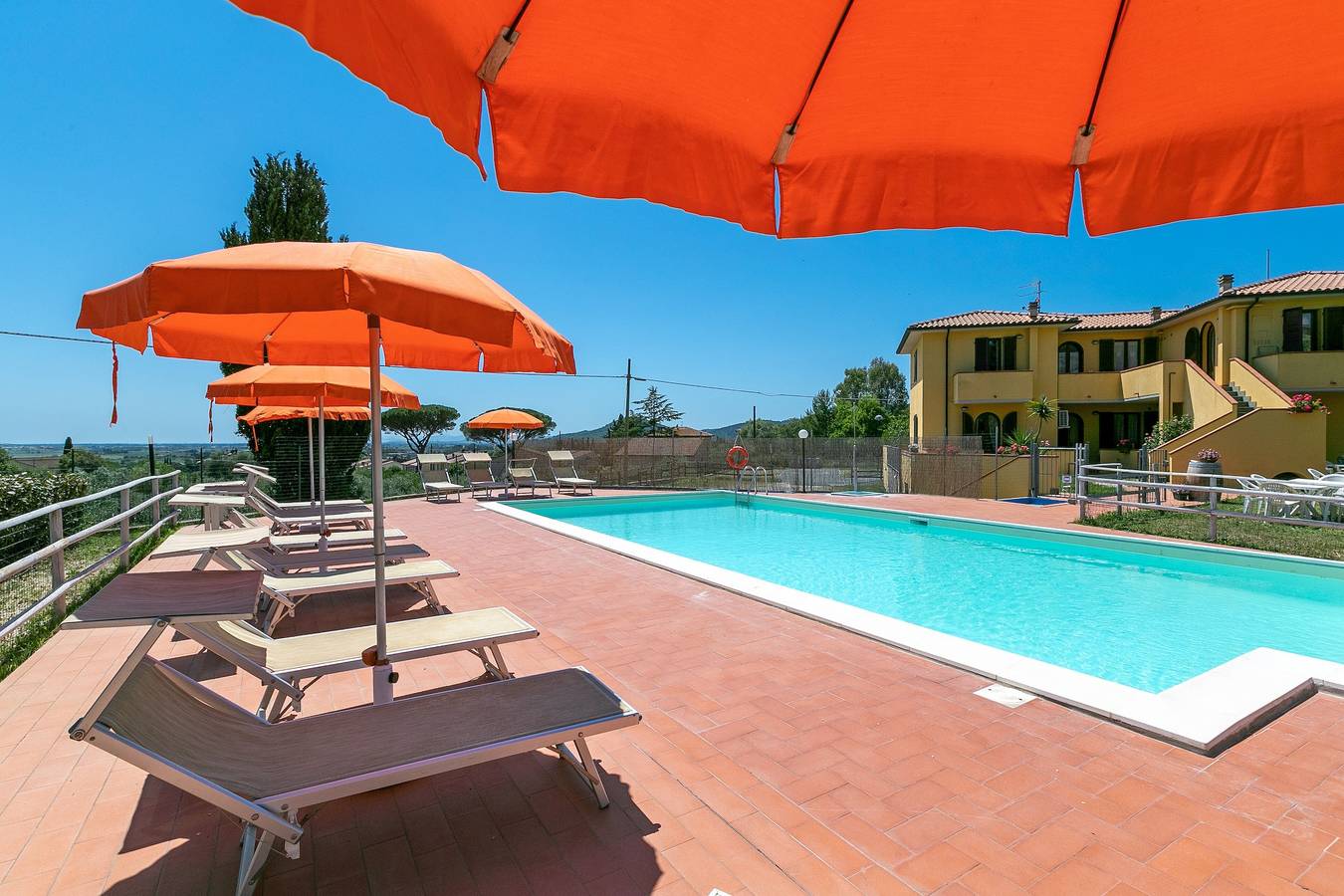Appartamento intero, Appartamento 'Trilocale Leccino' con terrazza, piscina condivisa e Wi-Fi in Suvereto, Costa degli Etruschi
