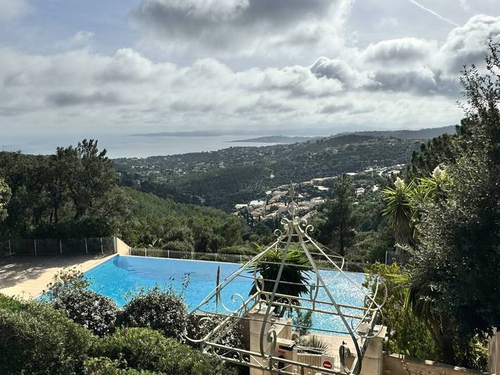 Location de vacances pour 6 personnes, avec piscine, animaux acceptés à Le Muy