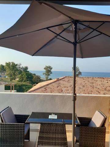 Gîte pour 2 personnes, avec terrasse ainsi que vue et piscine à Linguizzetta