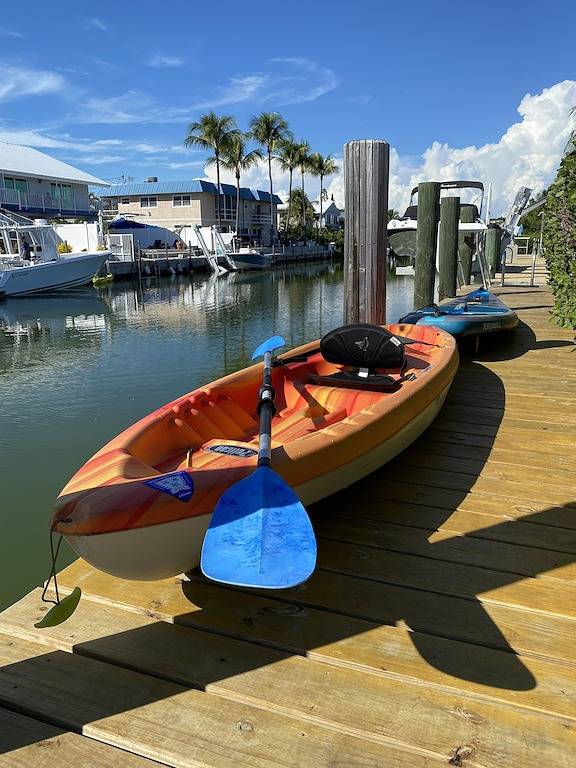 Walk to Sombrero Beach •Waterfront, 50’ Dock, Spa, Kayaks, Bikes, Ideal Location in Sombrero Beach, Marathon