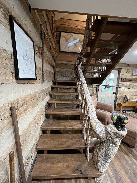 Wooden Head Cabin Early1800's Log Cabin with a View and Modern Amenities in Iowa