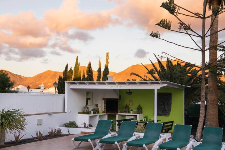 Chalet para 6 personas, con piscina y terraza además de jacuzzi y jardín en Lanzarote