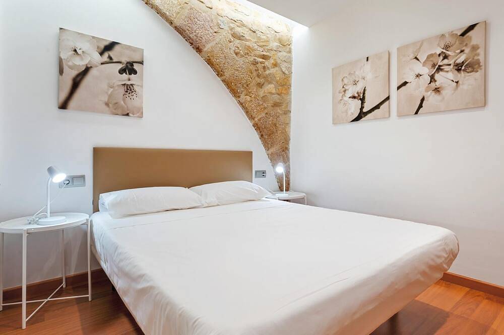 Entire apartment, Apartment with privileged view of Plaza Mayor in Montblanc (Spain), Tarragona Province