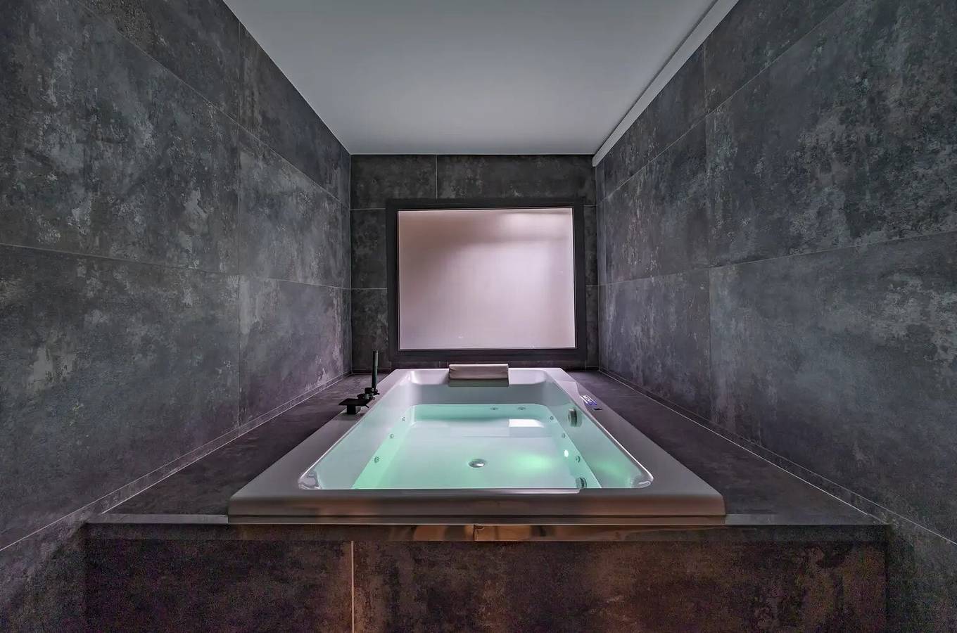 Entire studio, 'La Brisa Apartments - Ponente' with Private Terrace, Wi-Fi & Air Conditioning in Capo d'Orlando, Messina Province